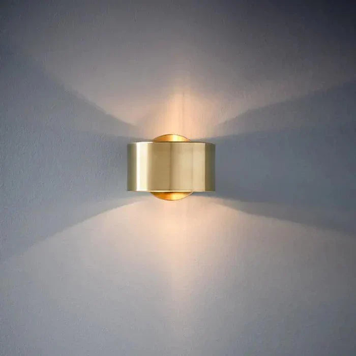 Natura - Wall lamp with sleek design