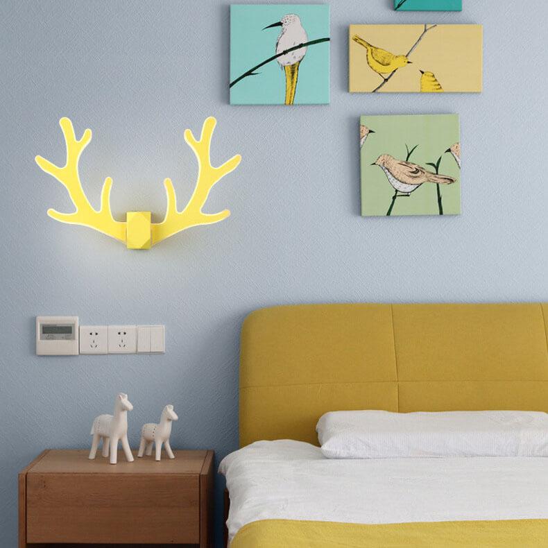 GeweiGlow - Simple antler-shaped wall lamp with 1 LED arm 