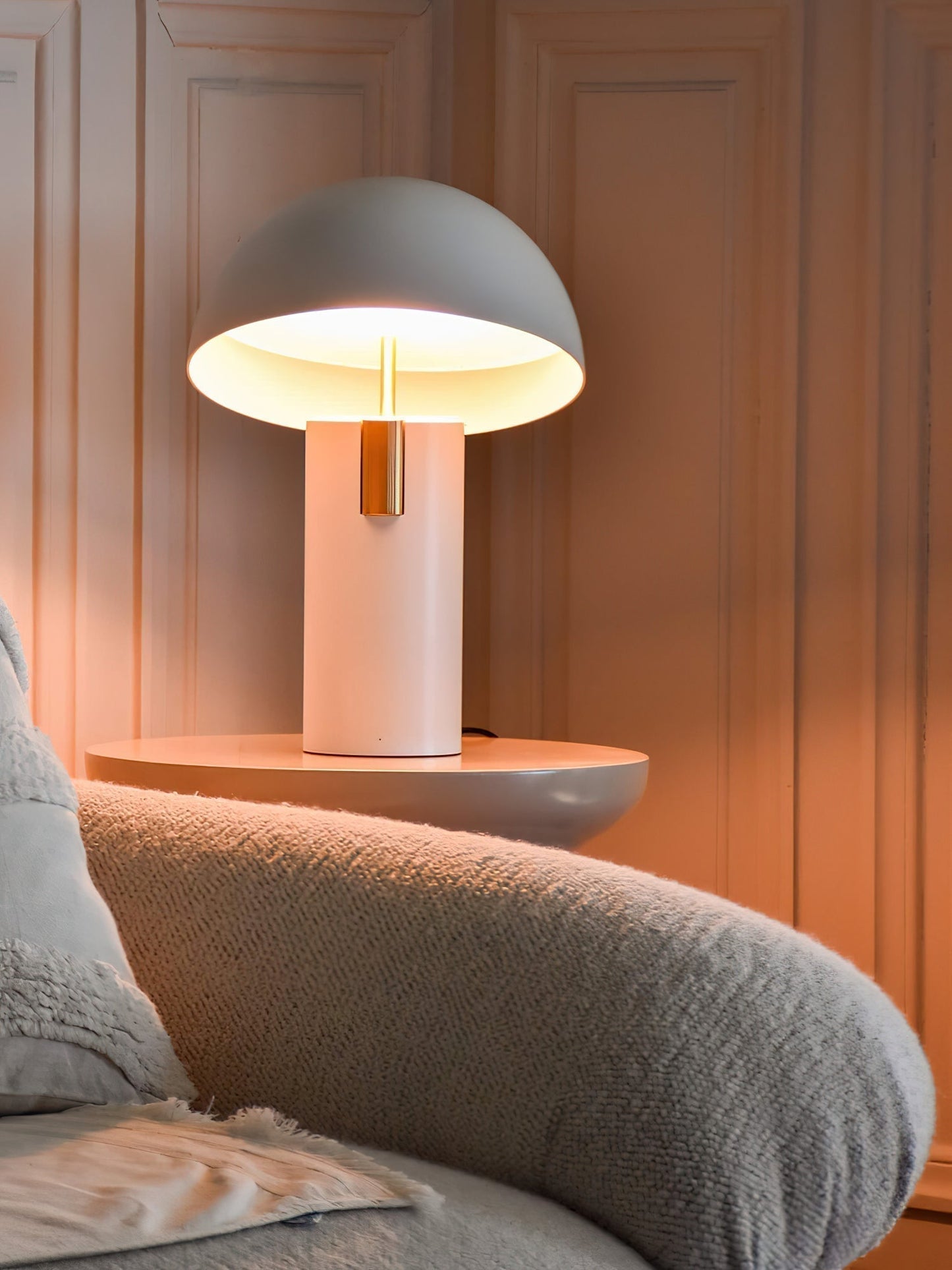 ModiLuxe - Elegant Table Lamp with Modern Design