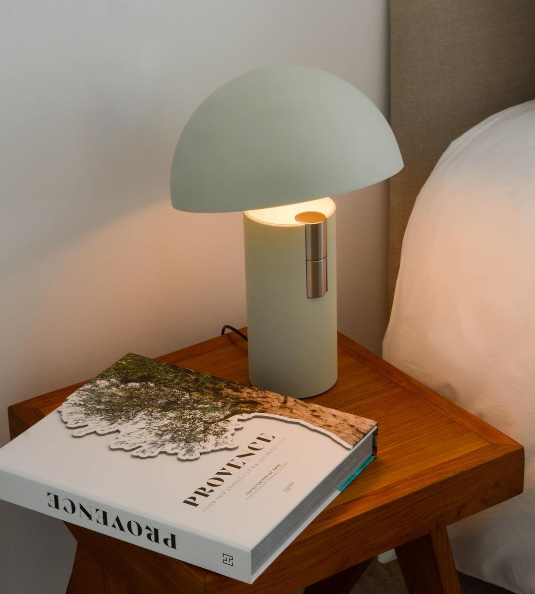 ModiLuxe - Elegant Table Lamp with Modern Design