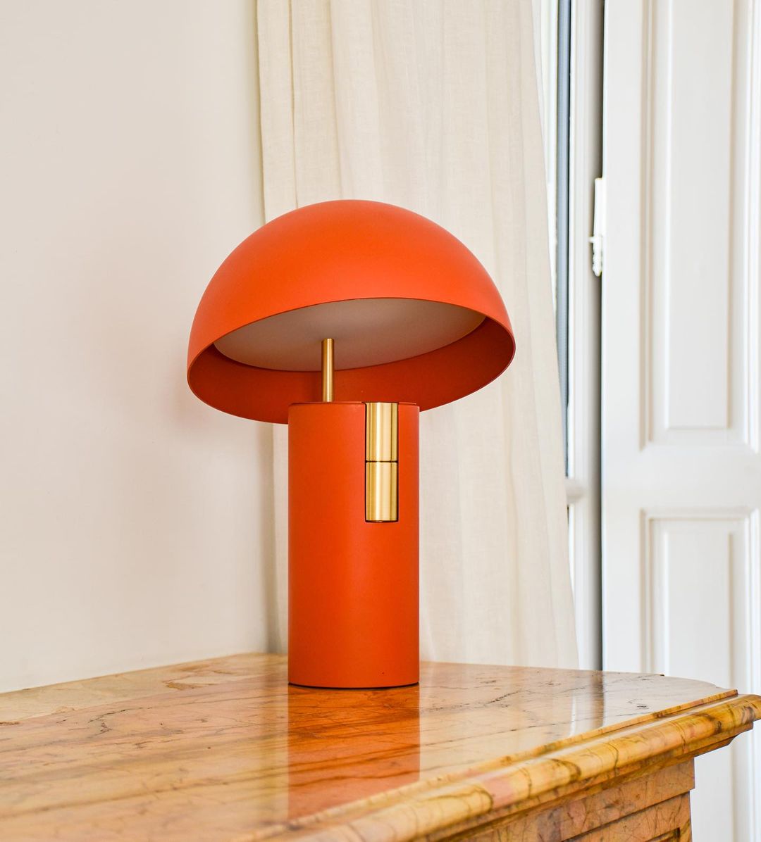 ModiLuxe - Elegant Table Lamp with Modern Design