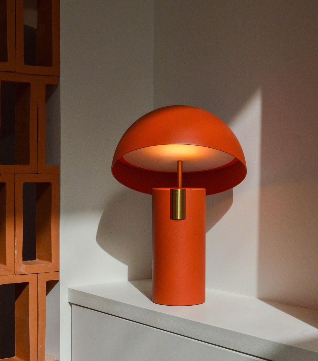 ModiLuxe - Elegant Table Lamp with Modern Design