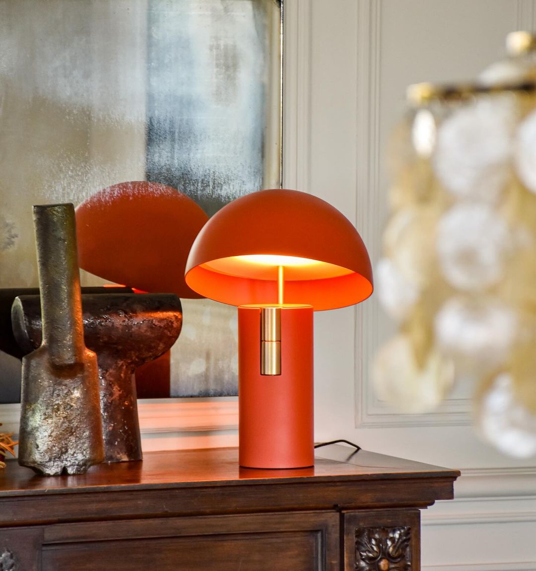 ModiLuxe - Elegant Table Lamp with Modern Design