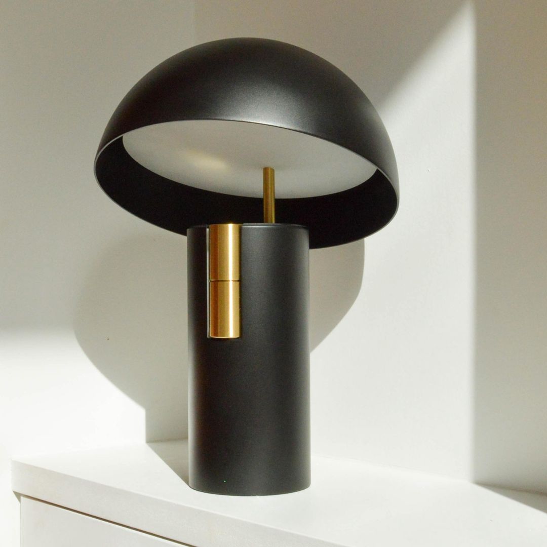 ModiLuxe - Elegant Table Lamp with Modern Design