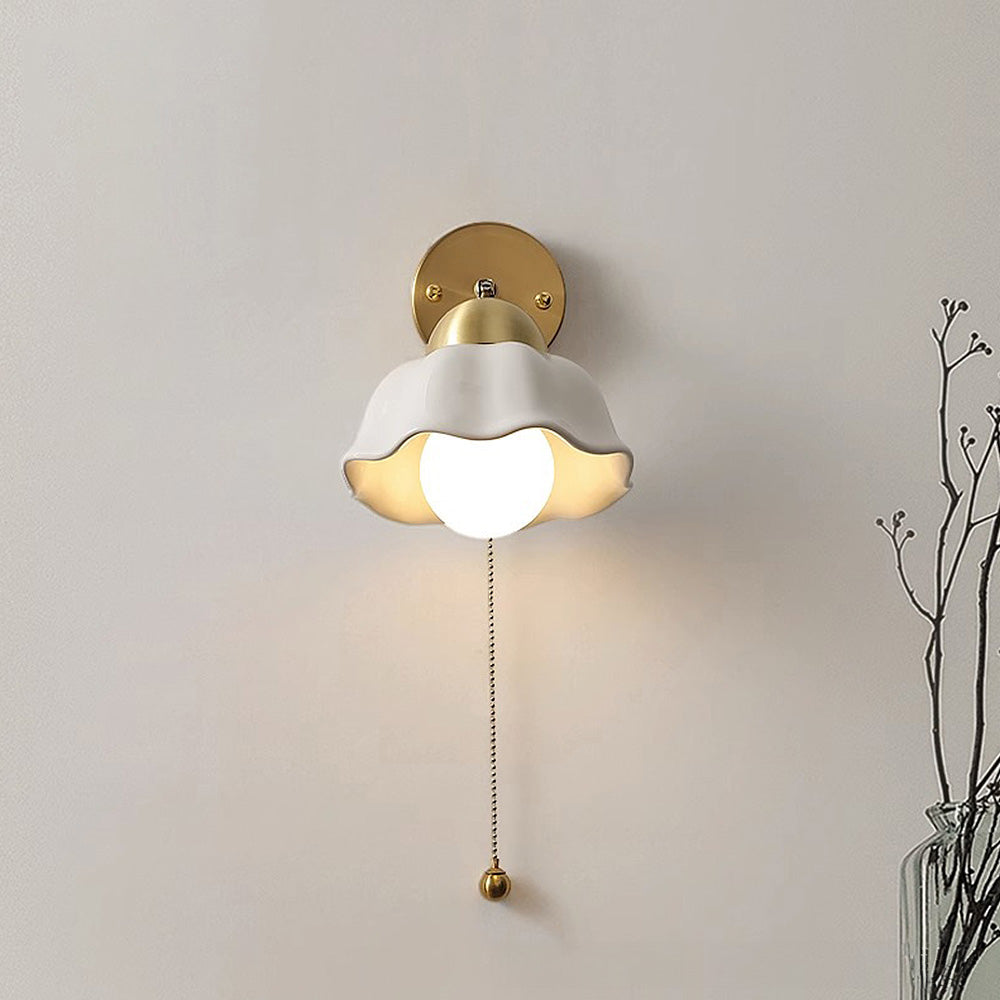 Vintage Petal Glow - Vintage flower shaped wall lamp