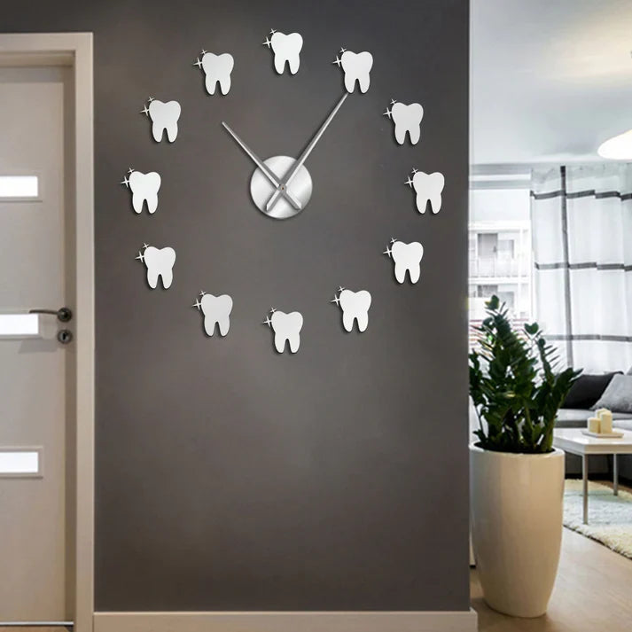 DentiGlow - Moderne wandklok met tandheelkundig spiegeleffect