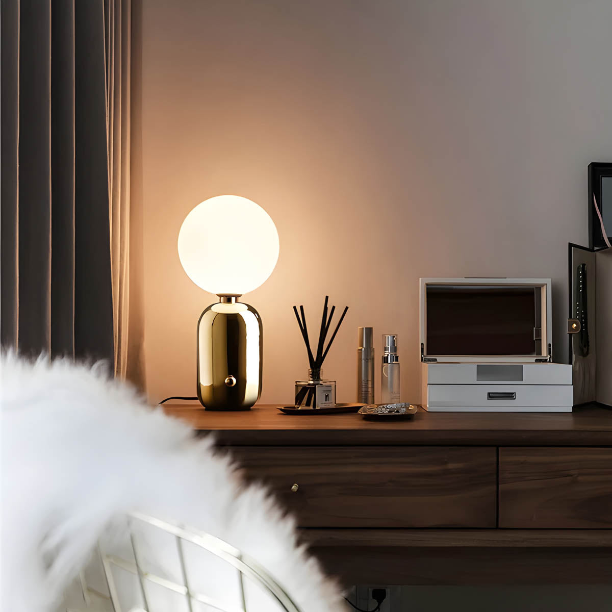 RAISO - Elegant and Refined Lamp 