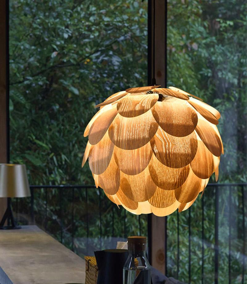 TropicalGlow – Hanging lamp in the shape of a wooden pineapple