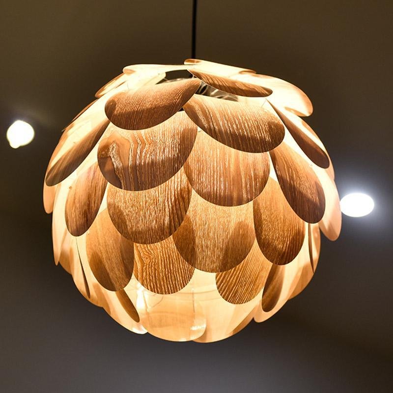 TropicalGlow – Hanging lamp in the shape of a wooden pineapple